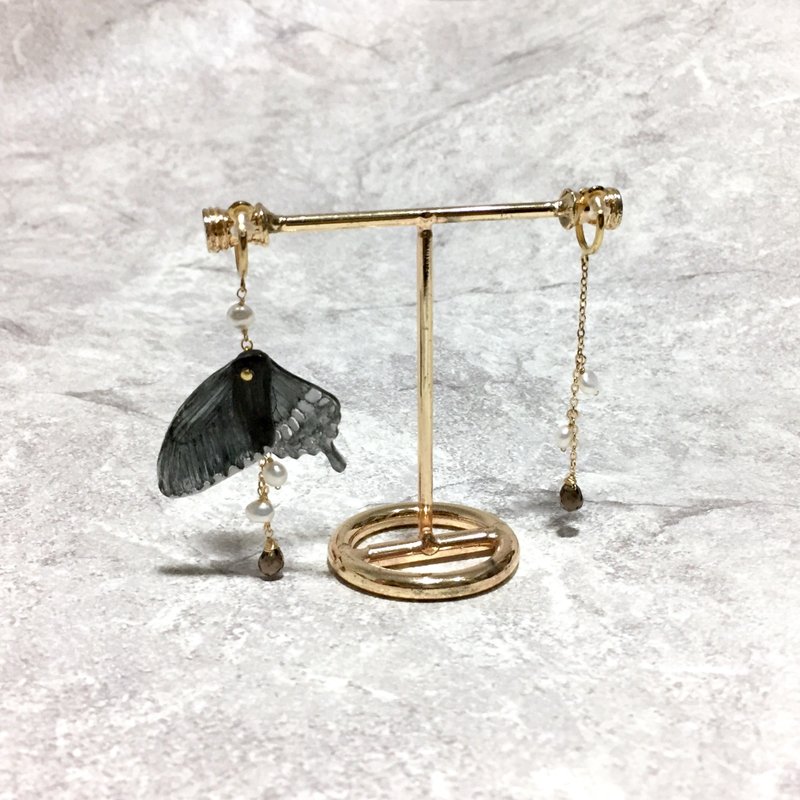 【蝶之忆V】玉带凤蝶。手绘蝴蝶。珍珠&茶水晶。半宝石水滴耳环。 - 耳环/耳夹 - 宝石 黑色