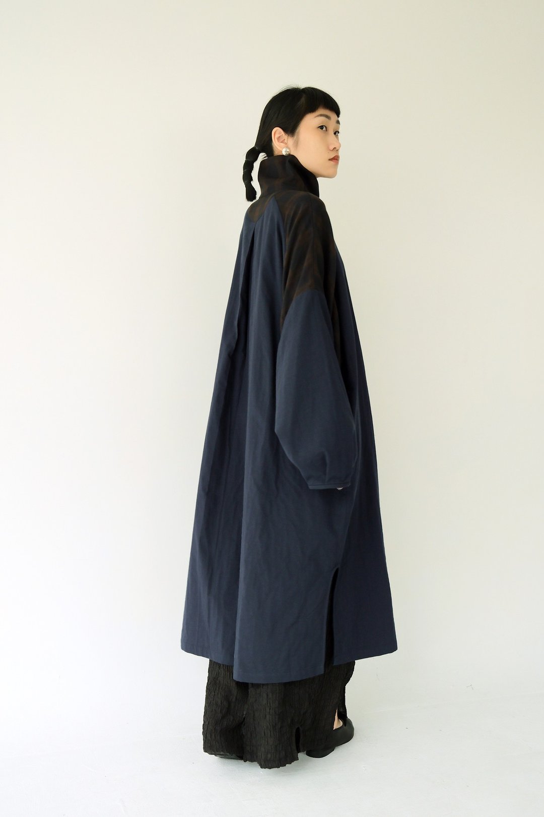 川 衣 WEAR BEING  交叠领拼接长风衣外套  丈青X蓝格 - 女装休闲/机能外套 - 棉 蓝色