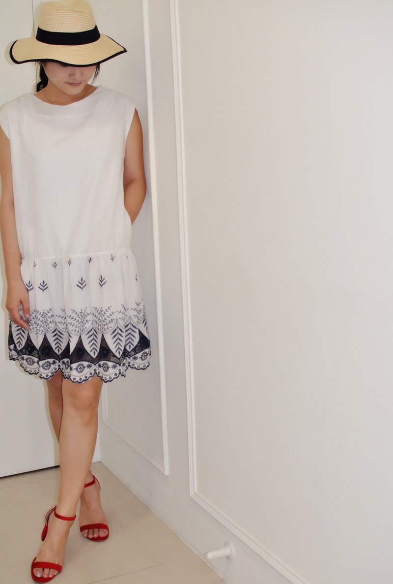 Flat 135 X 台湾设计师 白色无袖洋装 纯棉篓空蓝色刺绣布料 无袖纯白色纯棉下摆荷叶拼接洋装 简单 轻松 可以休闲也可以正式 - 洋装/连衣裙 - 棉．麻 白色