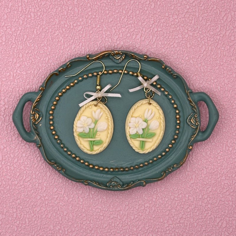 淡黄色-一束小花朵耳环 (手工软陶) - 耳环/耳夹 - 陶 黄色