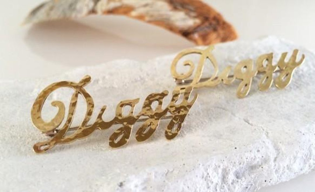 Initial brass brooch ☆ Made to order - 胸针 - 其他金属 金色