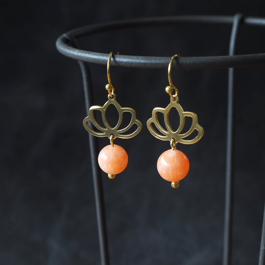 Lotus flower earrings with coral tone natural stone - 耳环/耳夹 - 铜/黄铜 橘色