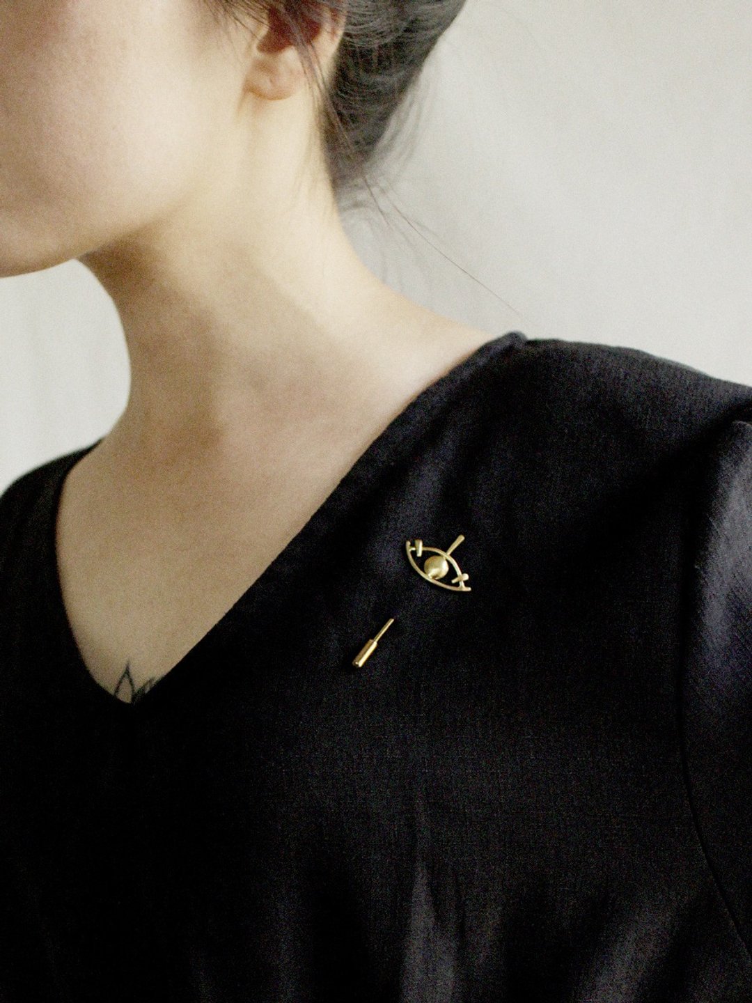UP SHINE DOWN brooch 光的眼睛 黄铜胸针 - 胸针 - 铜/黄铜 