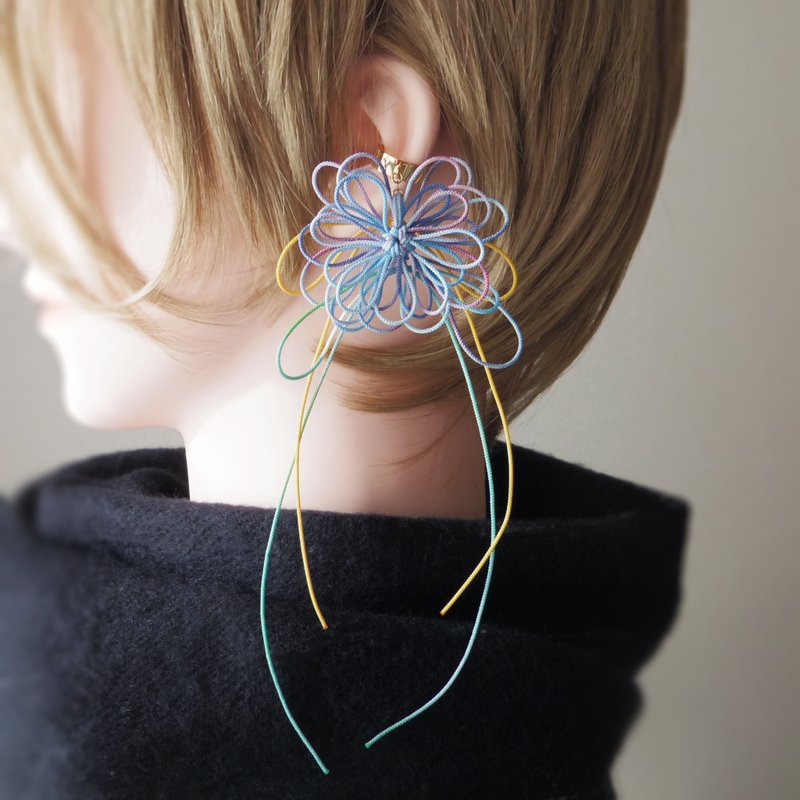 单边耳骨夹 花回・露 | 手染线材编织的硕大花朵，以中国结装饰。适合浴衣、和服或日常洋装。 - 耳环/耳夹 - 其他金属 蓝色