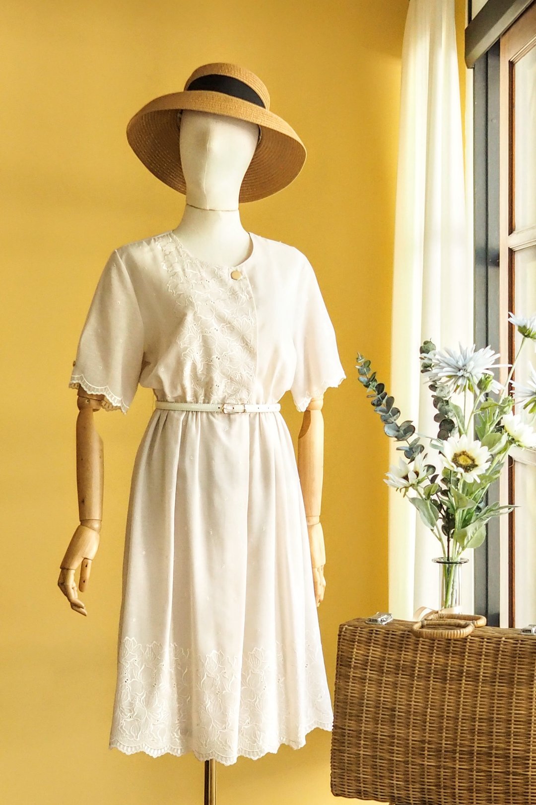 古著洋裝 | Size L | Creamy white embroidery pattern dress - 洋装/连衣裙 - 聚酯纤维 白色