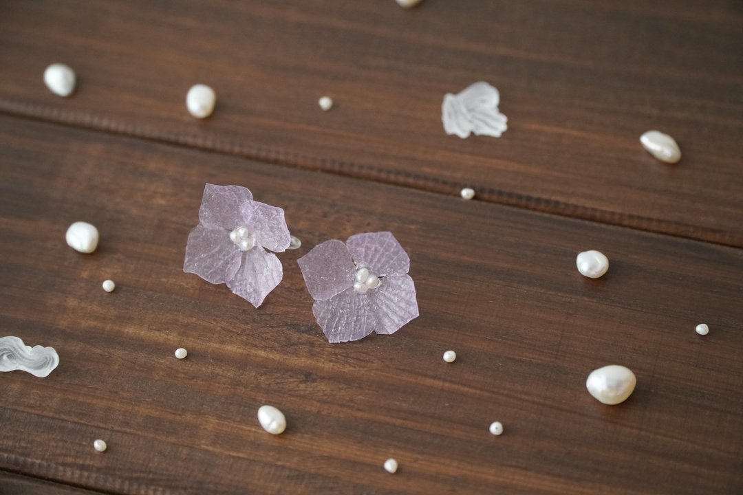 /Fiore/ 绣球花 树脂软水晶花 耳环/耳夹 (淡紫) - 耳环/耳夹 - 树脂 紫色