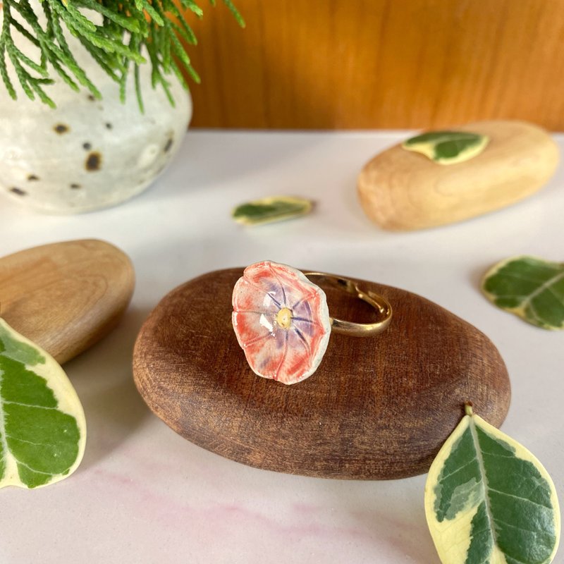 花朵戒指 (no. 25) / ceramic ring / handmade - 戒指 - 陶 白色