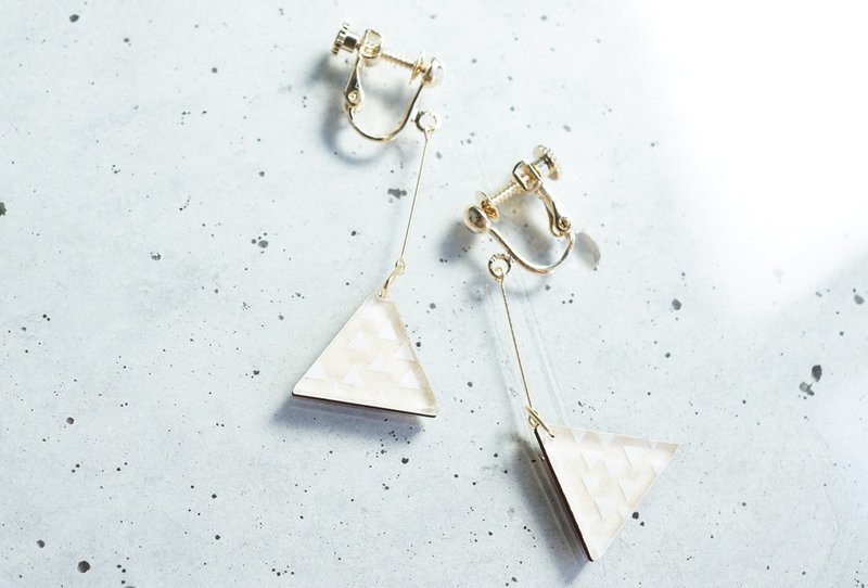 Swing San Kaku tsubutsubu earrings / WHITE - 耳环/耳夹 - 木头 白色