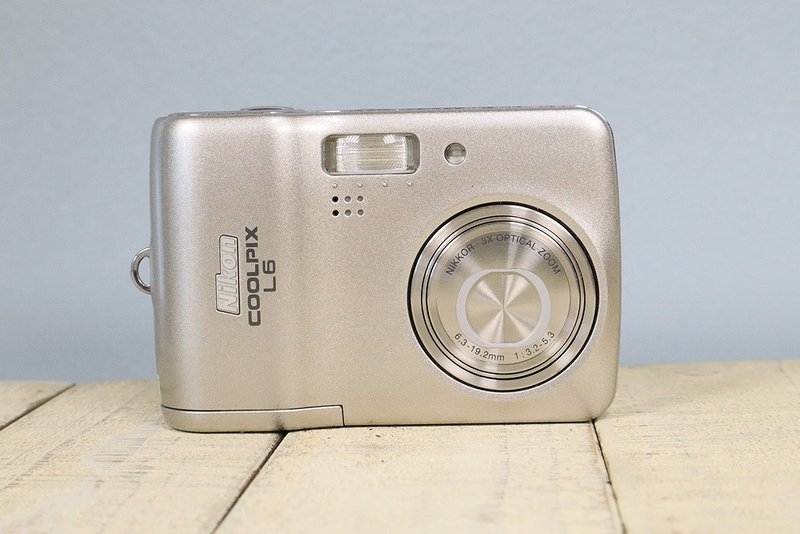 [功能齐全] Nikon Coolpix L6 轻巧数位相机 S/N 20516939 P021 - 相机 - 其他金属 银色