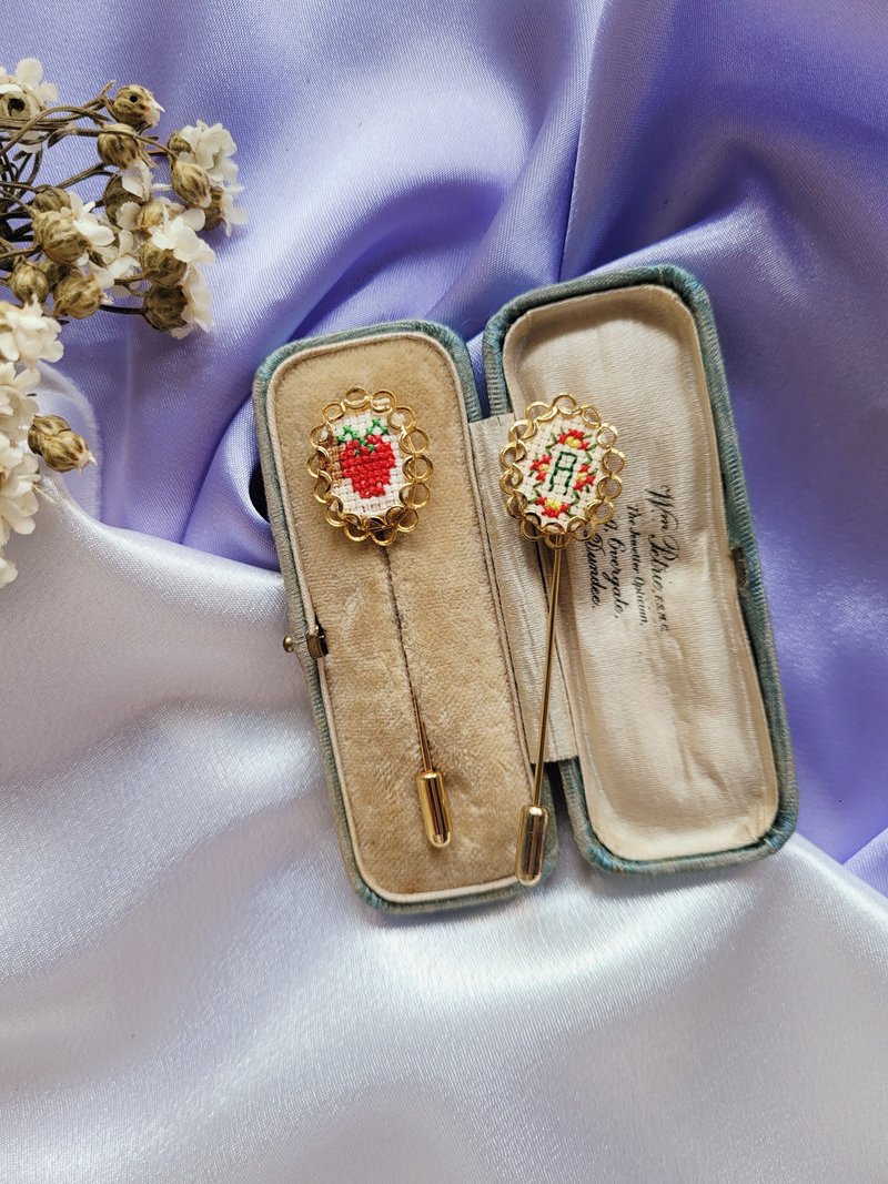 美国西洋古董饰品 / 可爱草莓小图腾十字绣帽针/一字针hatpin - 徽章/别针 - 其他材质 