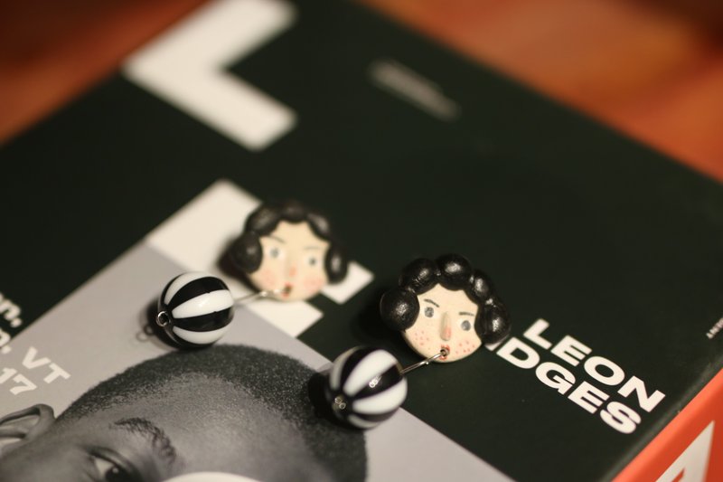 手工手捏陶瓷手作耳环耳针 - 耳环/耳夹 - 陶 黑色