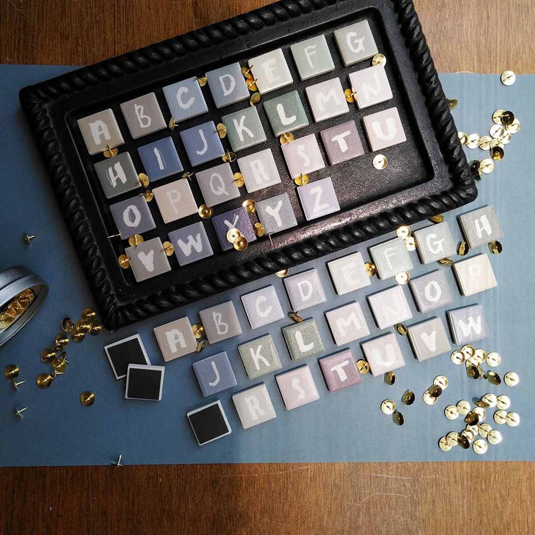 | 莫兰迪色系 MORANDI | 字母瓷砖磁铁 - 1入 - 冰箱贴/磁贴 - 陶 多色