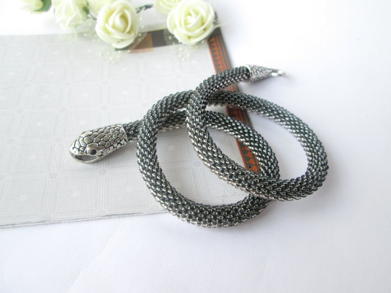 Silver snake necklace Ouroboros bracelet Animal necklace Gray beaded crochet nec - 手链/手环 - 其他材质 银色