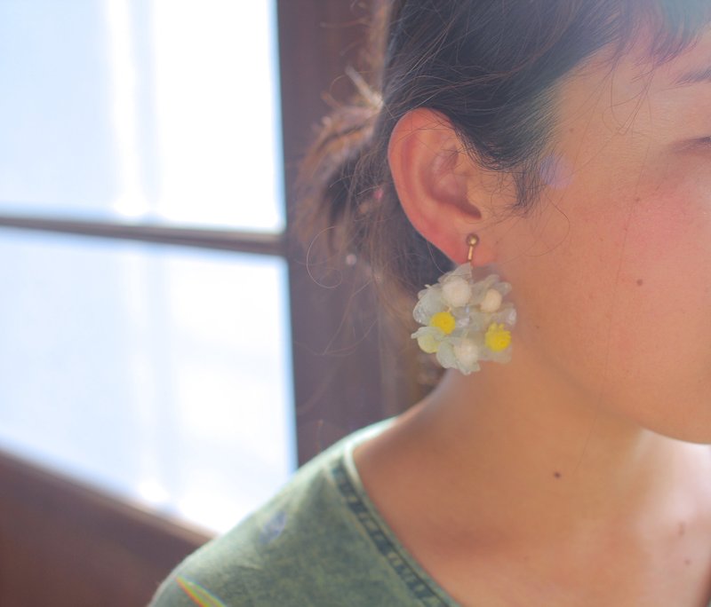 漂浮云朵 真花珠宝 不凋绣球花耳针  - 耳环/耳夹 - 其他材质 透明