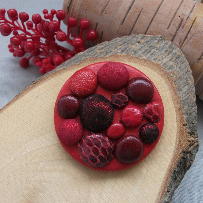 缀有红色宝石的真皮胸针 - 胸针 - 真皮 红色