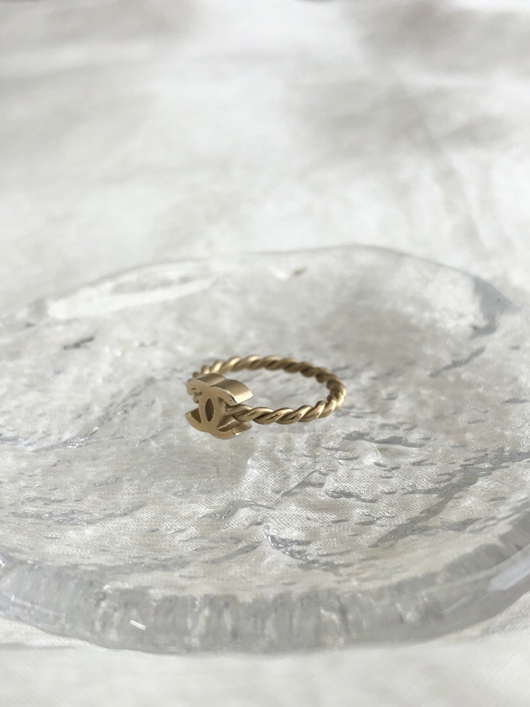 【VintageShop solo 日本直送中古包专卖店】CHANEL 香奈儿 戒指 雾金 经典双 C 扭结 复古 vintage 老品 whweu6 - 戒指 - 其他材质 金色
