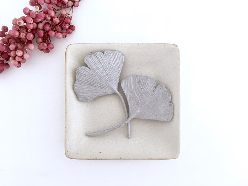 Ginkgo brooch (silver) - 胸针 - 棉．麻 银色