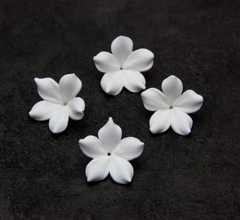 White flower beads 2.5 cm, Floral beads polymer clay making jewelry - 零件/散装材料/工具 - 塑料 白色