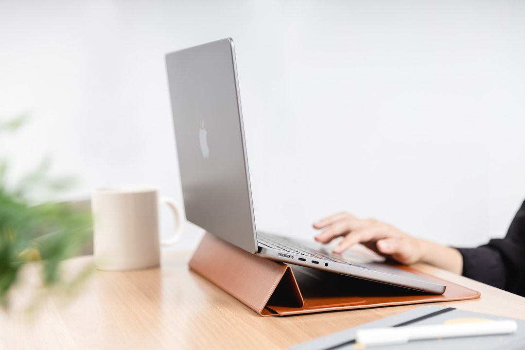 【限定活动价】EasyStand MacBook 全尺寸手工皮革支架笔电包 - 电脑配件 - 人造皮革 