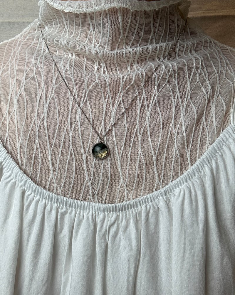 【圣诞礼物】墨绿色 森林微光 圆形手绘项链 不锈钢链条 - 项链 - 不锈钢 绿色