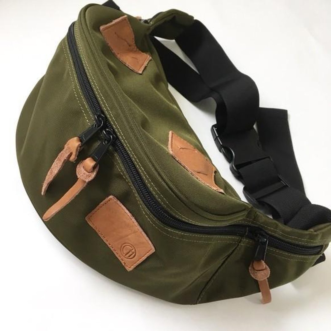 Classical body back khaki with Cordura and Natural shrink leather - 化妆包/杂物包 - 真皮 绿色