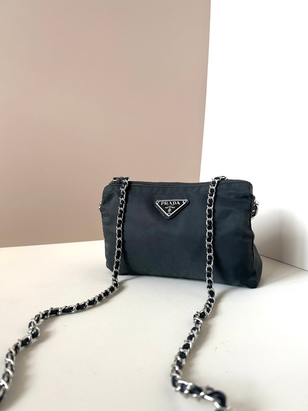 【LA LUNE】稀有中古Prada降落伞黑色链条小包化妆袋斜背侧背单肩 - 侧背包/斜挎包 - 防水材质 黑色