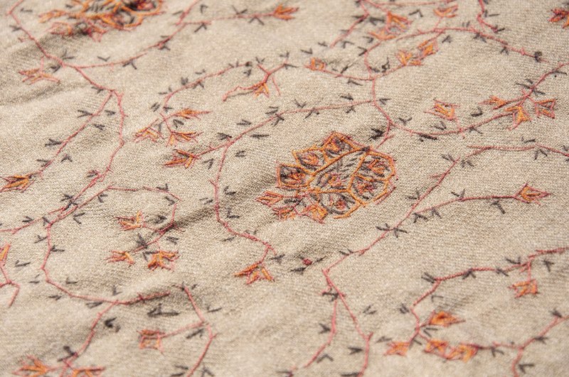 喀什米尔Cashmere/羊绒围巾/纯羊毛围巾披巾/戒指绒披肩-刺绣花朵 - 围巾/披肩 - 羊毛 卡其色