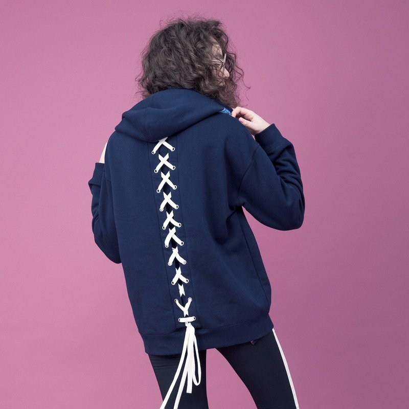 【Off-season sale】中性款 后绑带 贴布绣连帽运动衫 / 深蓝 - 女装上衣 - 棉．麻 蓝色