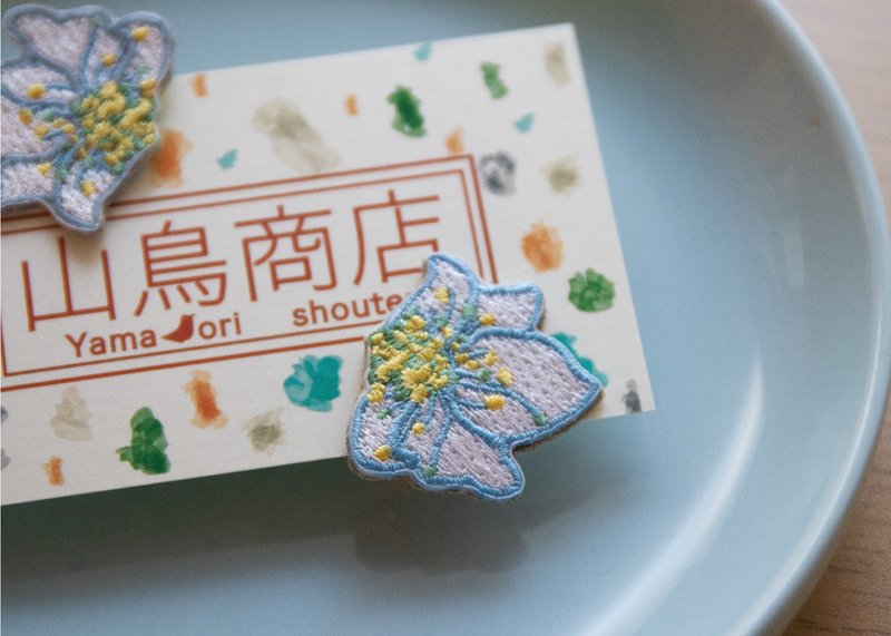 【刺繍ear accessory】白 - 芭乐- - 耳环/耳夹 - 绣线 白色