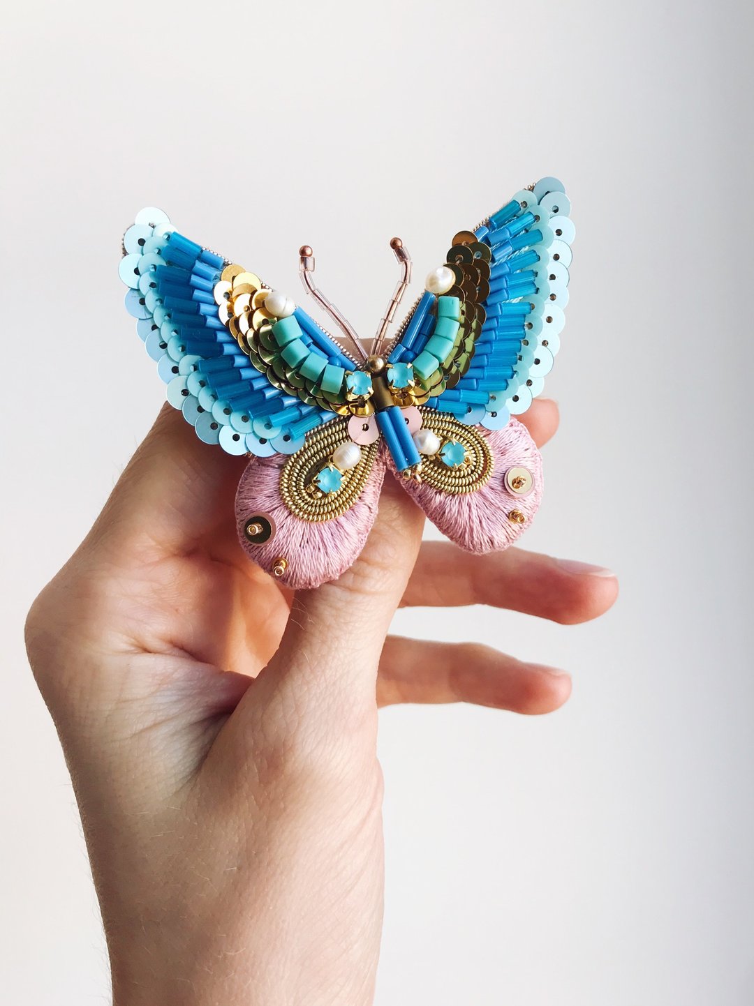 Butterfly Brooch Handmade Beaded Embroidered, gift for girlfriend - 胸针 - 玻璃 粉红色