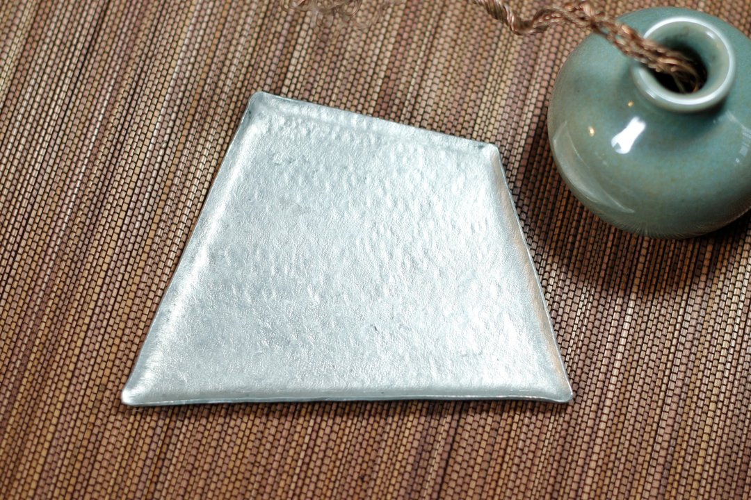 白锡 手作锻敲几何型杯托/茶托/摆设盘 - 茶具/茶杯 - 其他金属 银色