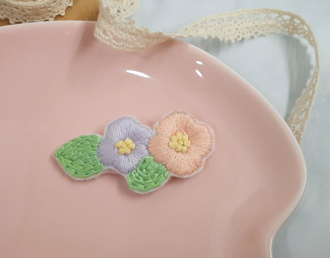 手工刺绣。春序曲和风花朵发夹(BB夹/发饰/BB Hair Clips) - 发饰 - 棉 多色