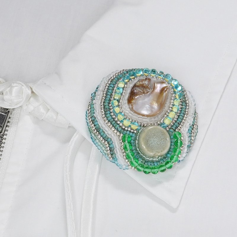 喋喋不休的胸针 大尺寸 9 珠饰刺绣胸针 绿色 贝壳 彩色 独特 单品 圣诞节 - 胸针 - 玻璃 绿色