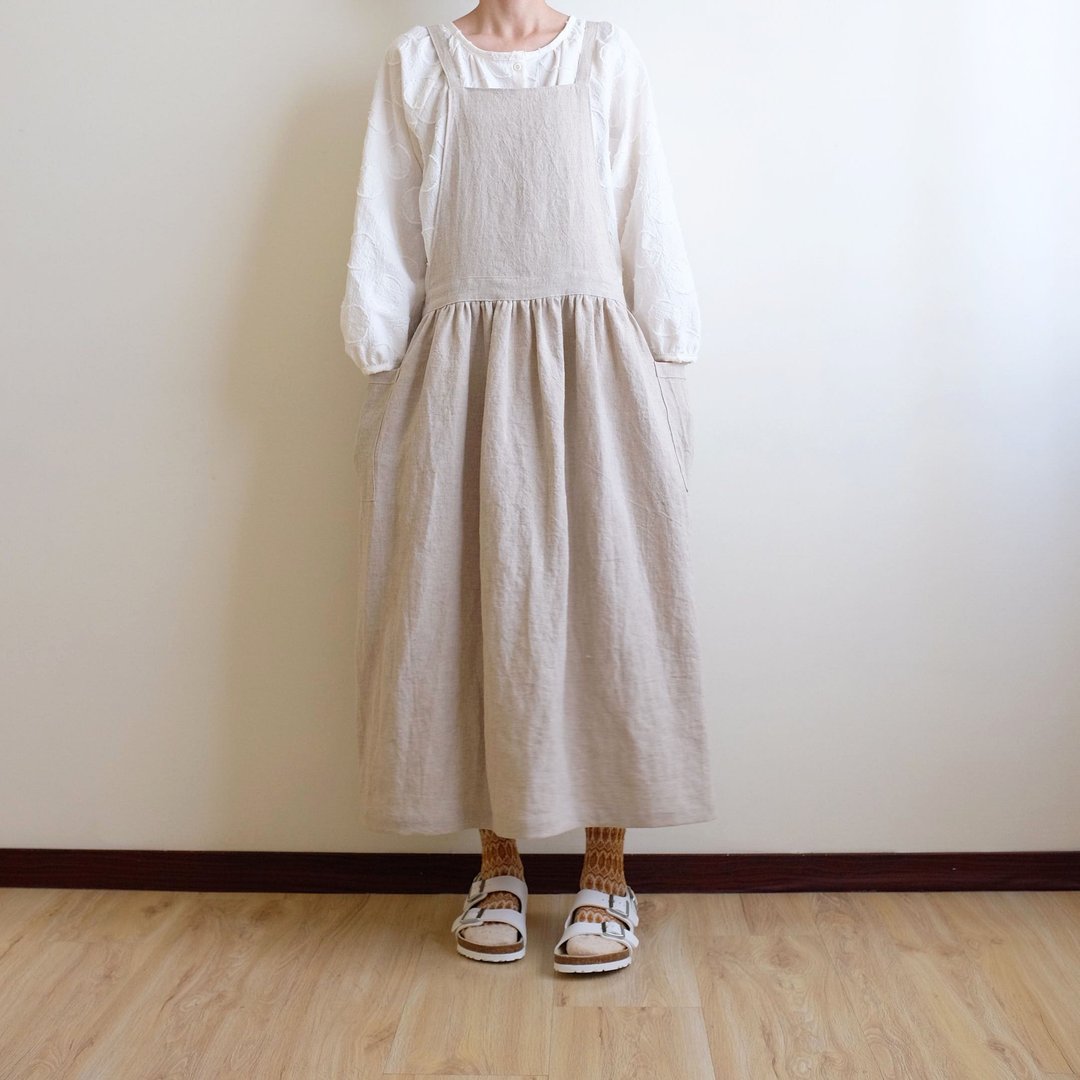 日常手作服 心里住着小女孩 复古自然色绑带工作围裙 亚麻 - 洋装/连衣裙 - 棉 卡其色