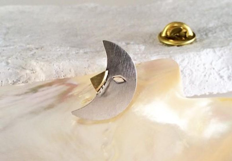 Moon the crescent SV pin badge - 胸针 - 其他金属 