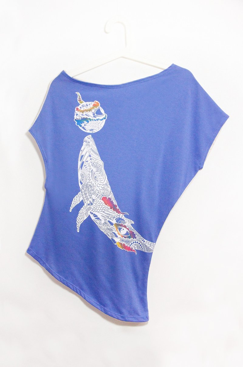 女装 个性不规则斜肩T / 设计上衣 / 设计Tee - 潜出水面的鲸鱼 ( 水蓝色 / 米白双色拼接 ) - 女装上衣 - 棉．麻 蓝色