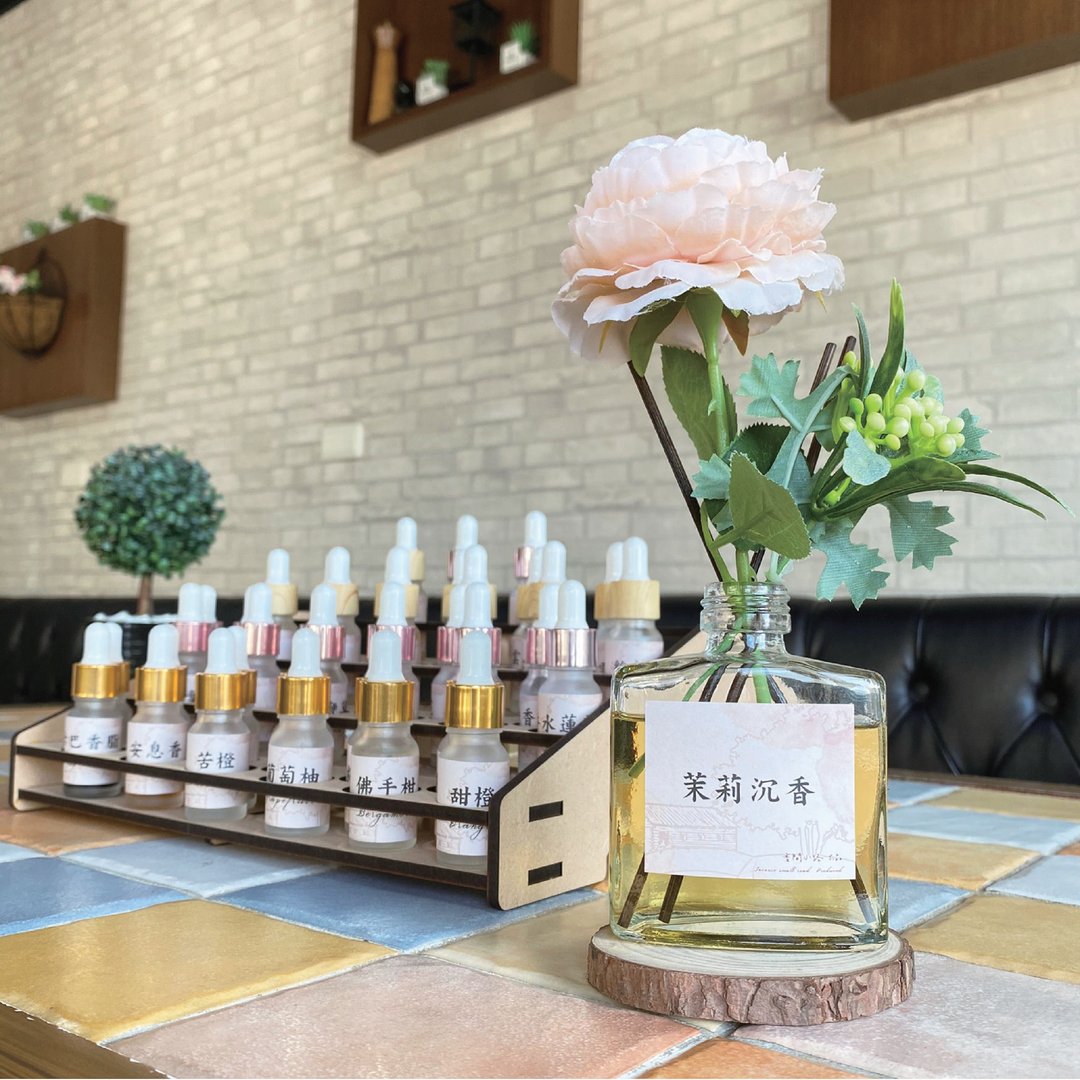 【香间小路】特调居家扩香 茉莉沉香 100ml ( 赠送甜橙精油10ml ) - 香薰/精油/线香 - 玻璃 透明