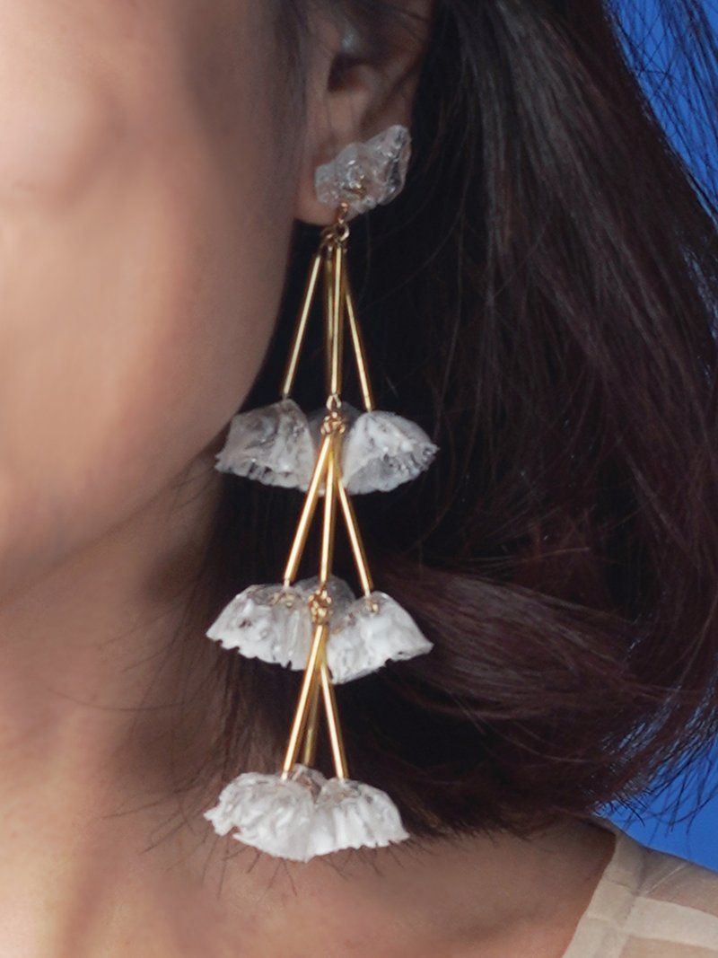 Lady's ear drops Earrings - 耳环/耳夹 - 塑料 白色