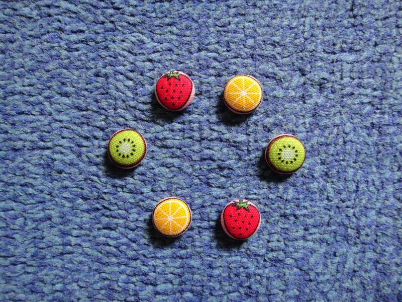 水果转盘 钮扣耳环 C24BT/UY94 - 耳环/耳夹 - 棉．麻 