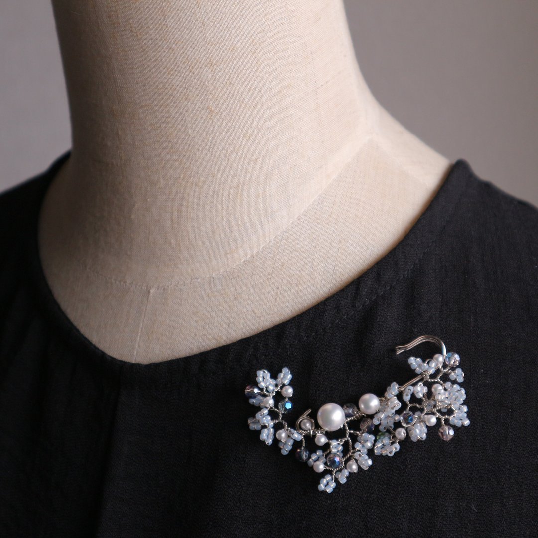 Beaded Flower Brooch (blue) - 胸针 - 玻璃 蓝色