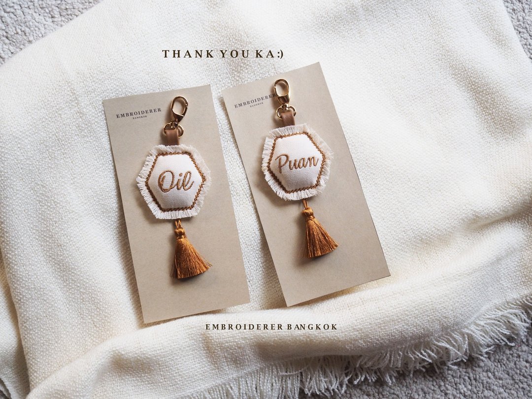 【客製化禮物】Embroiderer personalized keyring cream-gold - 钥匙链/钥匙包 - 绣线 金色