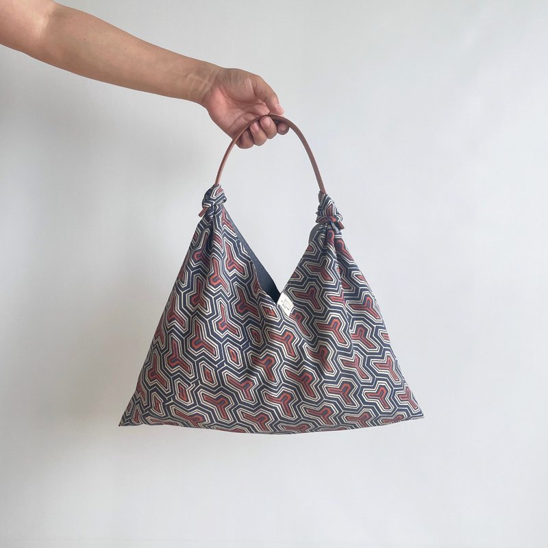 【独一无二】附内衬东袋 - 绢羽织拆解 青与朱红的毗沙门龟甲纹 & 新毛斯 (棉质) 鼠色 - 手提包/手提袋 - 丝．绢 蓝色