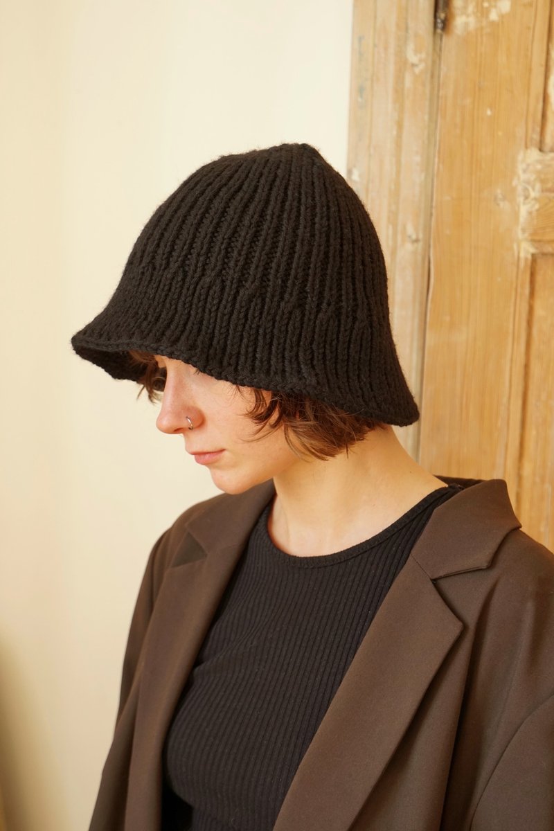 优雅风格针织羊毛渔夫帽  极简风手工钩织女帽 - 帽子 - 羊毛 黑色