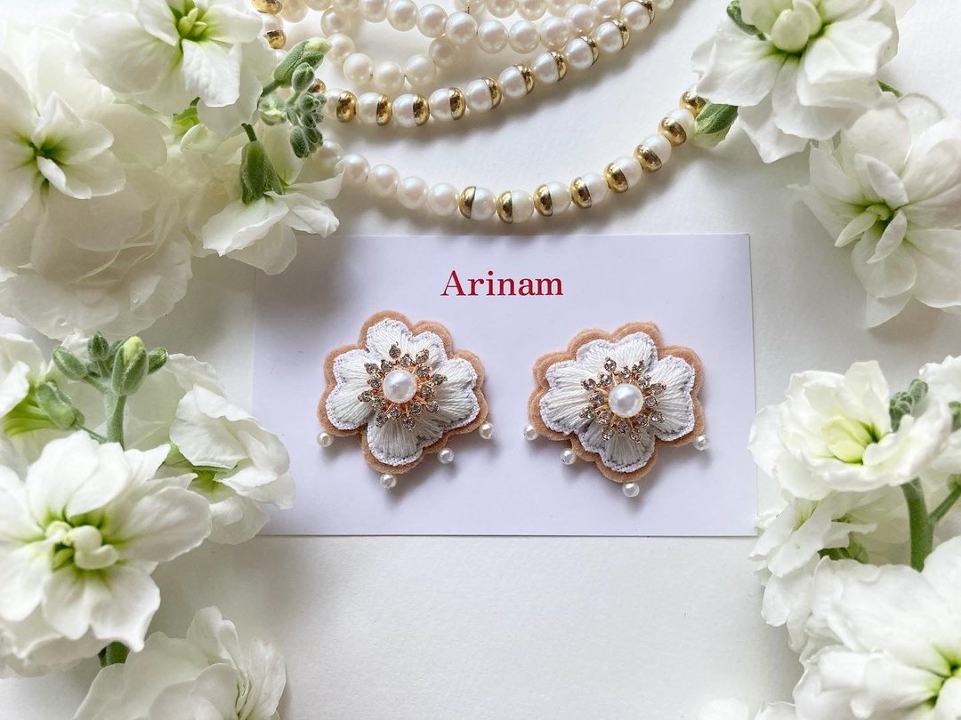 刺绣饰品 耳针 or 耳夹 Frill - white × beige - 耳环/耳夹 - 绣线 白色