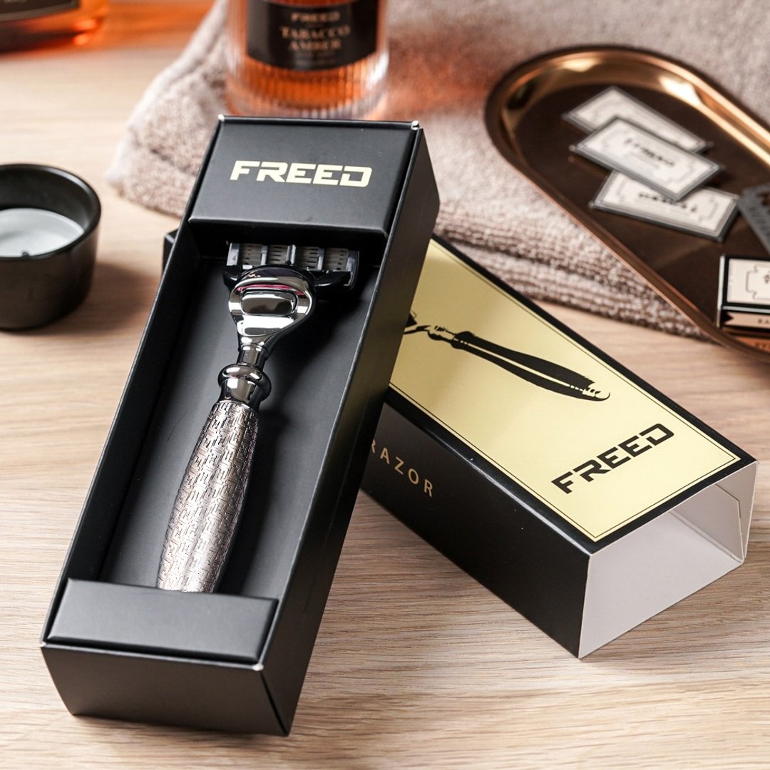 【FREED】五刀式刮胡刀 F 满版镀镍浮雕 刻字加购 - 男性清洁护肤品 - 其他金属 银色