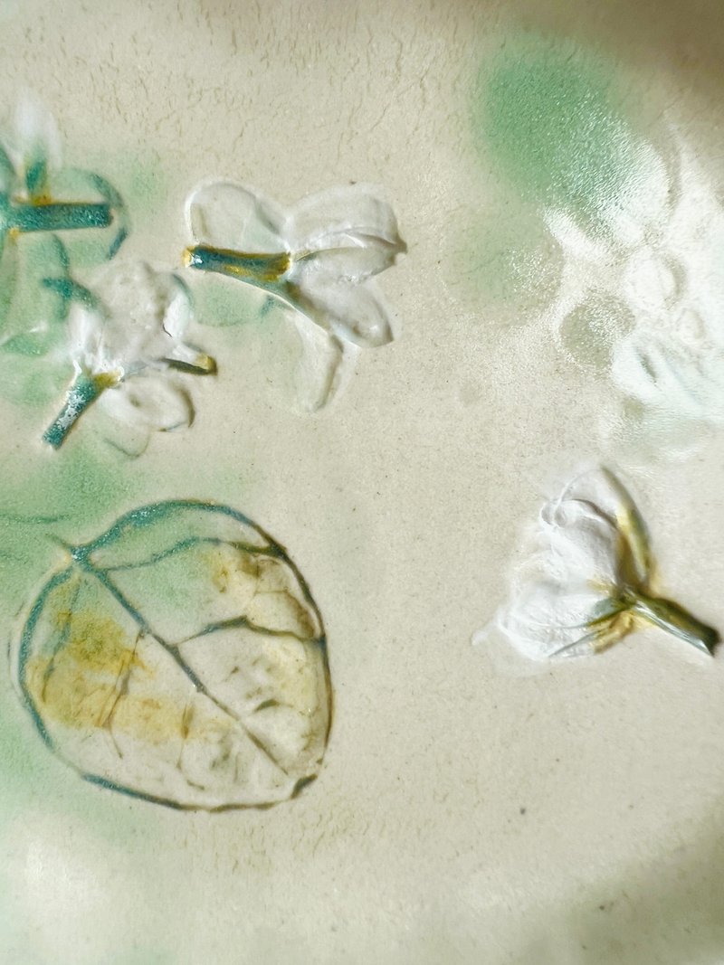 微热的天  飘落的茉莉花 手捏陶14.7 x 11.8 x 1.5 cm - 盘子/餐盘/盘架 - 陶 