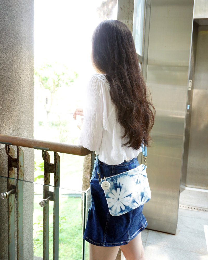 S.A x 蓝染春天小花侧背包/斜背包 Spring - 侧背包/斜挎包 - 棉．麻 蓝色