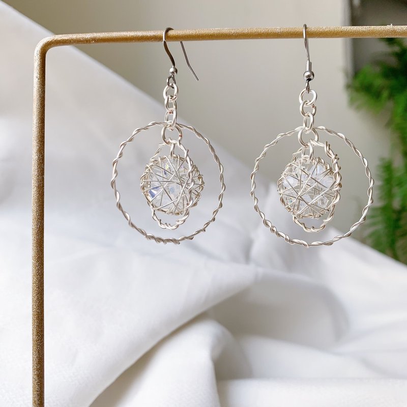 YLANG【晶网交错-浅色】立体水晶缠绕耳环Swarovski/艺术铜线 - 耳环/耳夹 - 其他金属 多色