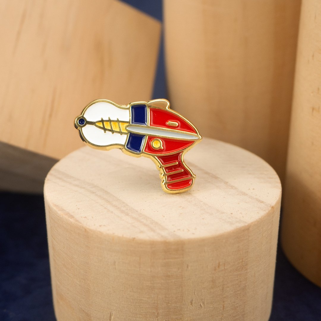 Ray Gun Enamel Pin - 胸针 - 其他金属 多色