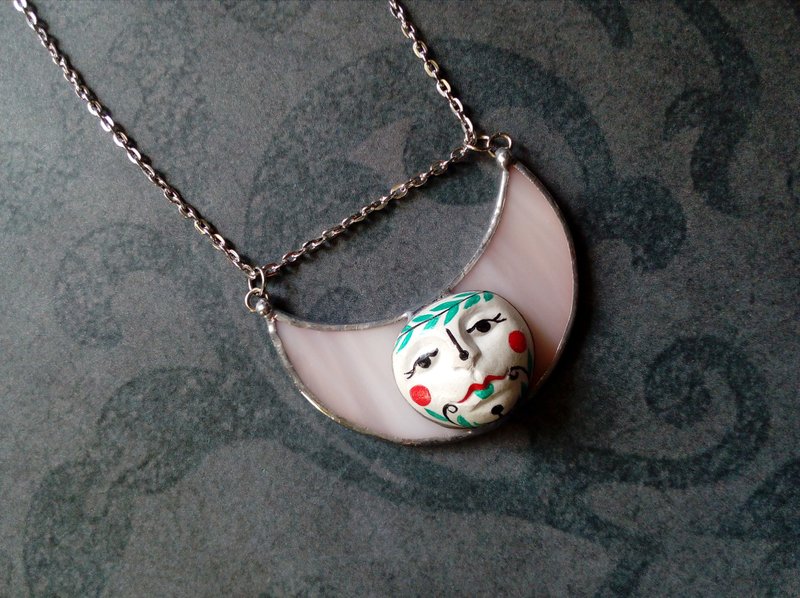 Forest witch aesthetic. Moon face necklace. Witch necklace. Crescent pendant. - 项链 - 玻璃 粉红色